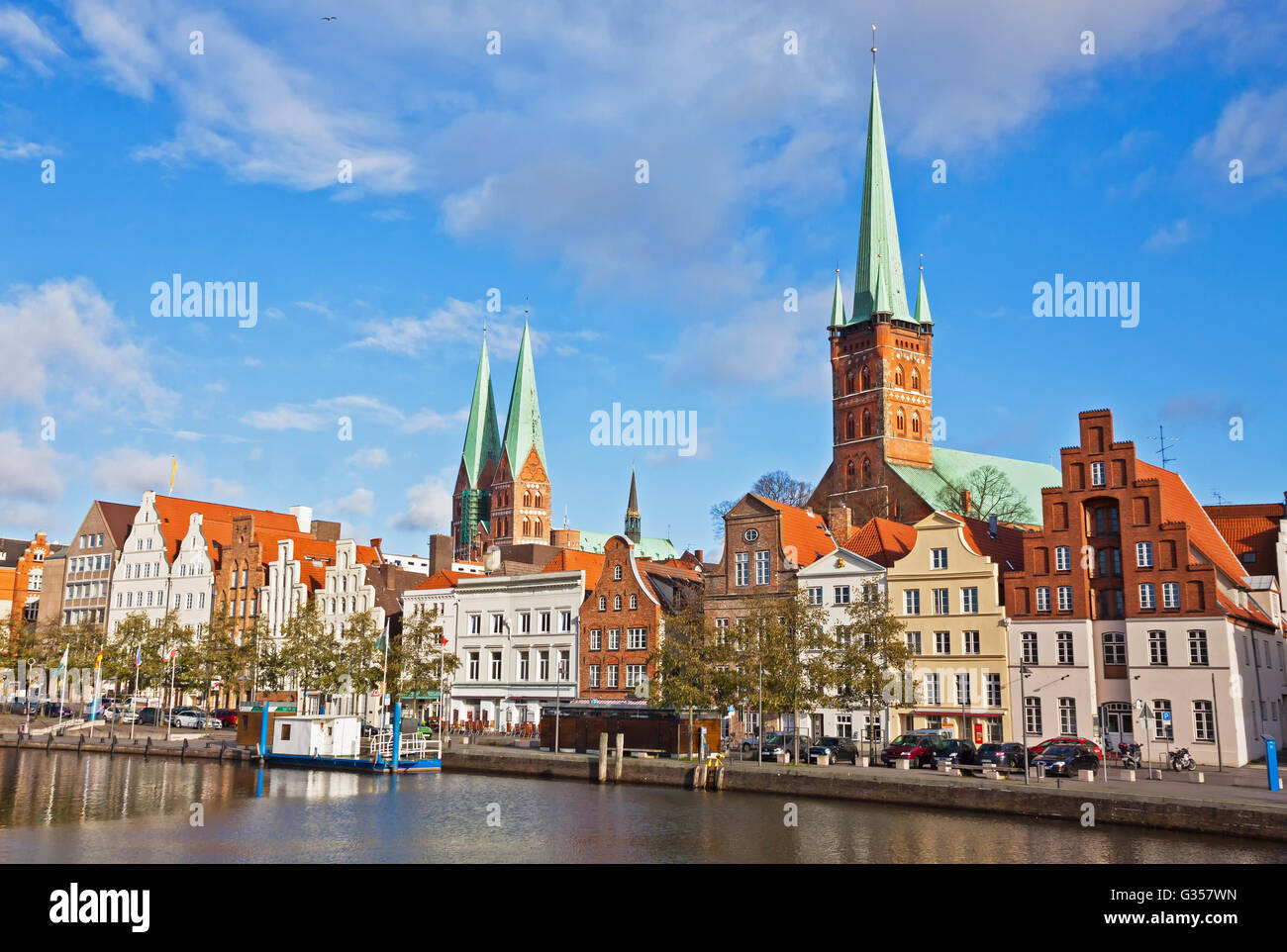 Skyline von Lübeck Altstadt spiegelt sich im Fluss Trave, Deutschland Stockfoto