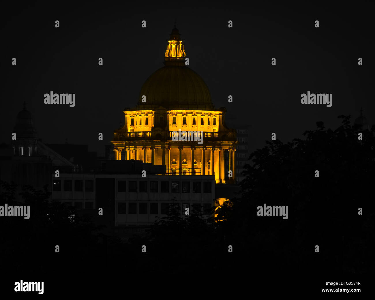 Nachtaufnahme auf der Belfast City Hall. Farbeffekt platzen hinzugefügt. Stockfoto