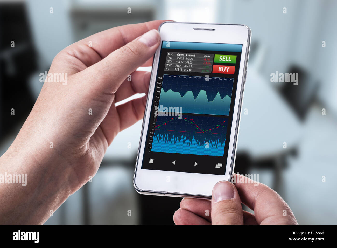eine Frau hält ein smart Phone läuft eine trading oder Forex-app mit Diagrammen und Daten Stockfoto