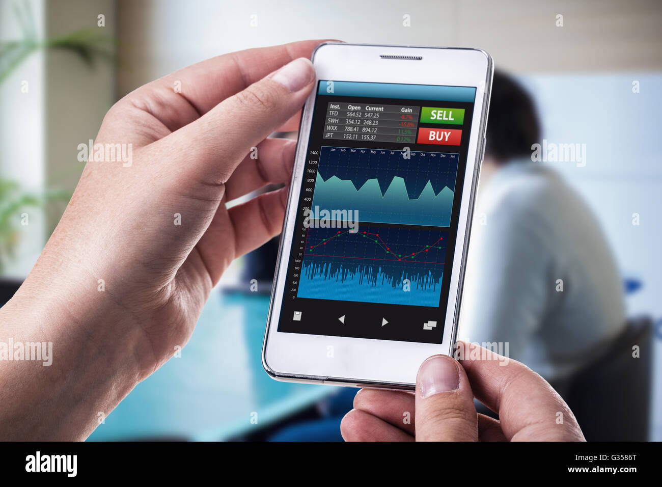 eine Frau hält ein smart Phone läuft eine trading oder Forex-app mit Diagrammen und Daten Stockfoto