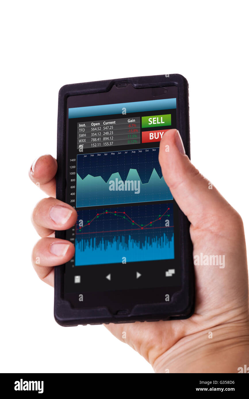 eine Frau hält ein smart Phone läuft eine trading oder Forex-app mit Diagrammen und Daten über einen weißen Hintergrund isoliert Stockfoto