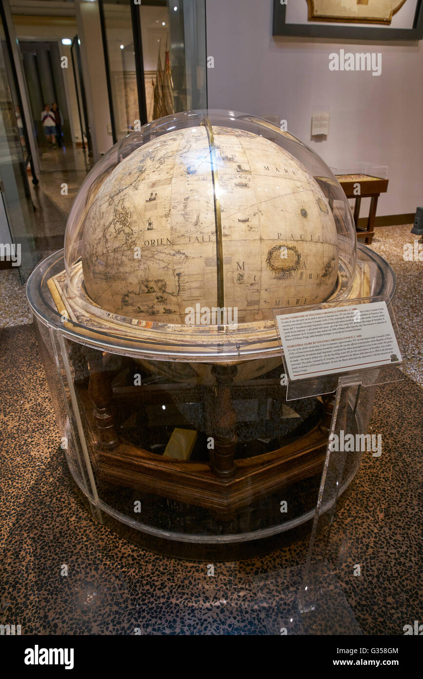 Alte Karten und Globen im Poggi Museum (Museo Poggi) im Palazzo Poggi an der Universität von Bologna. Stockfoto