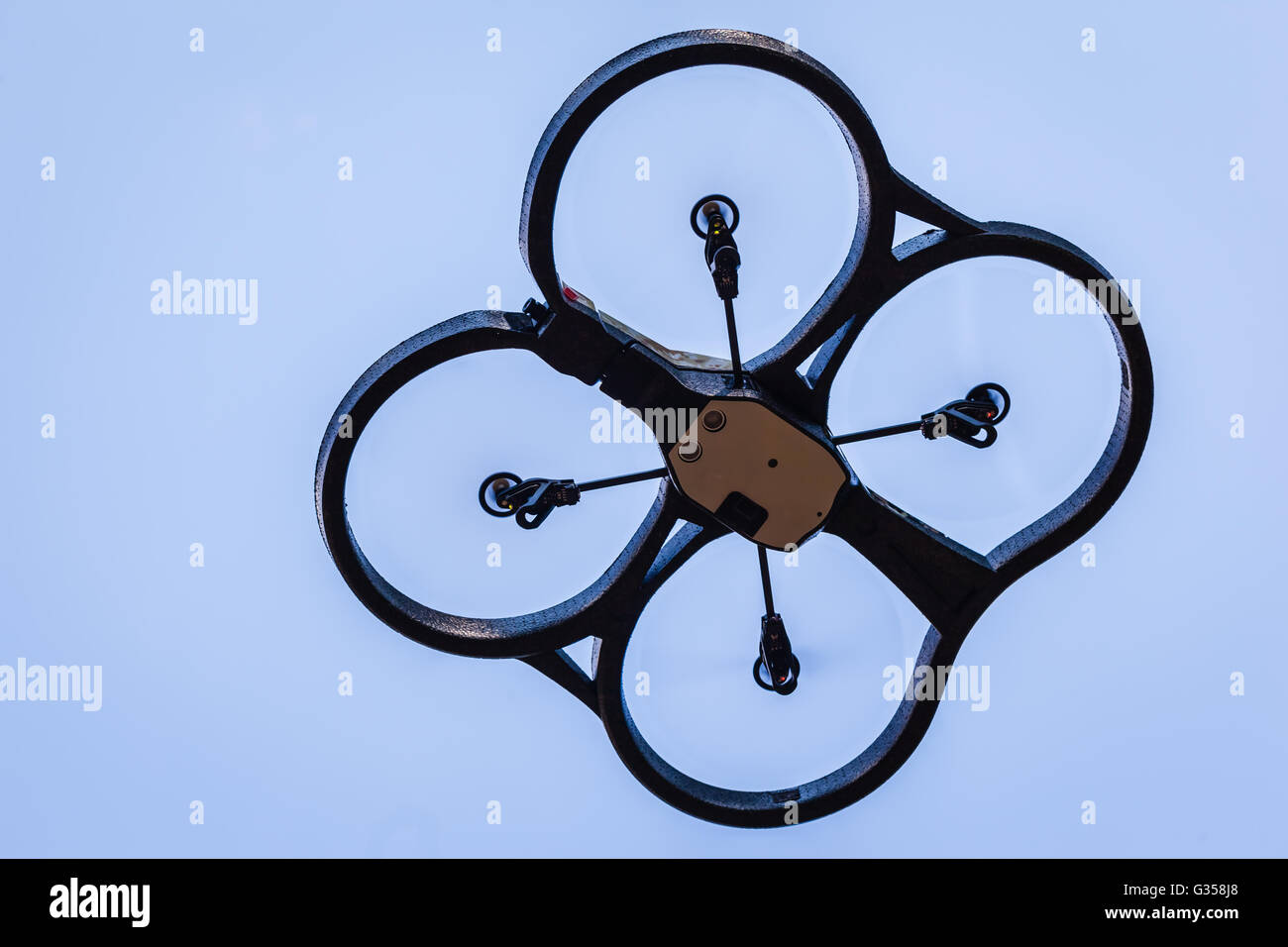 eine kleine Spion Quad Copter Drohne über einem klaren blauen Himmel fliegen Stockfoto