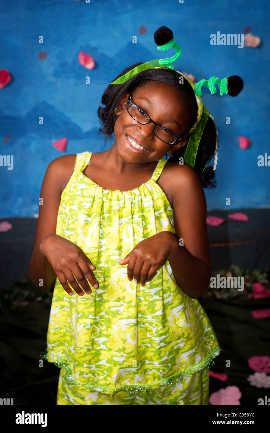 Ein niedlich, Tween posiert afroamerikanische Mädchen für ein Bild, während in einer Gottesanbeterin Tracht. Stockfoto