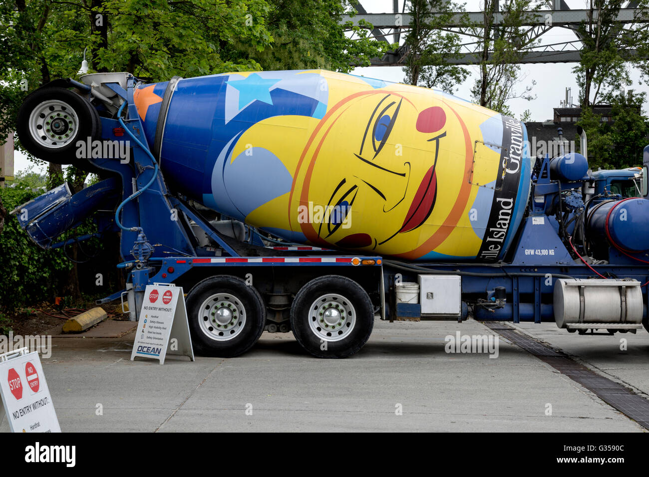 Bunt angemalt Zement LKW auf Granville Island in Vancouver BC. Stockfoto