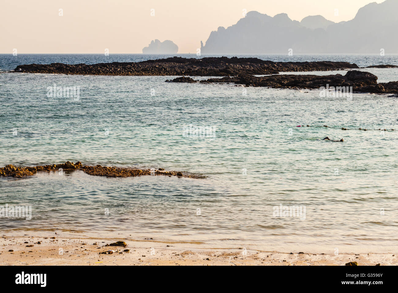 eine wunderschöne Seenlandschaft erschossen an einem tropischen Strand in Phi Phi Island, Thailand, in der Andamanensee Stockfoto