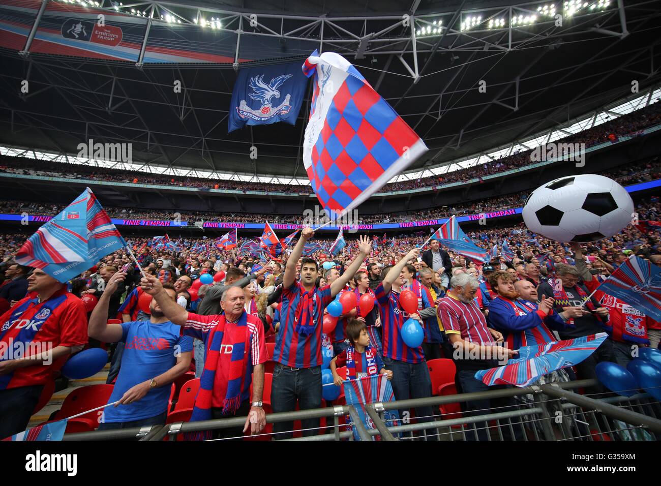 Crystal Palace-Fans während der Emirate FA Cup-Finale zwischen Crystal Palace und Manchester United im Wembley Stadion in London zu sehen. 21. Mai 2016. NUR ZUR REDAKTIONELLEN VERWENDUNG. Keine Verwendung mit nicht autorisierten Audio, Video, Daten, Spielpläne, Verbandsliga/Logos oder "live"-Dienste. Im Spiel Onlinenutzung beschränkt auf 75 Bilder, keine video Emulation. Keine Verwendung in Wetten, Spiele oder Vereinsspieler/Liga/Einzelpublikationen. James Boardman / Tele Bilder + 44 7967 642437 + 44 7967 642437 Stockfoto
