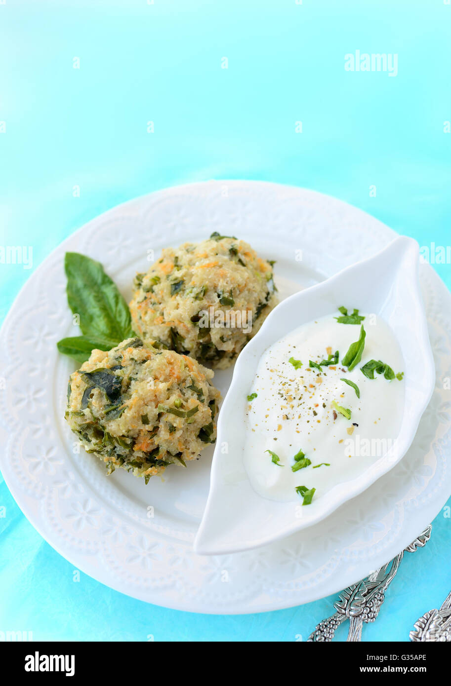 Hausgemachte Schnitzel Kabeljau, Karotten und Spinat Stockfoto