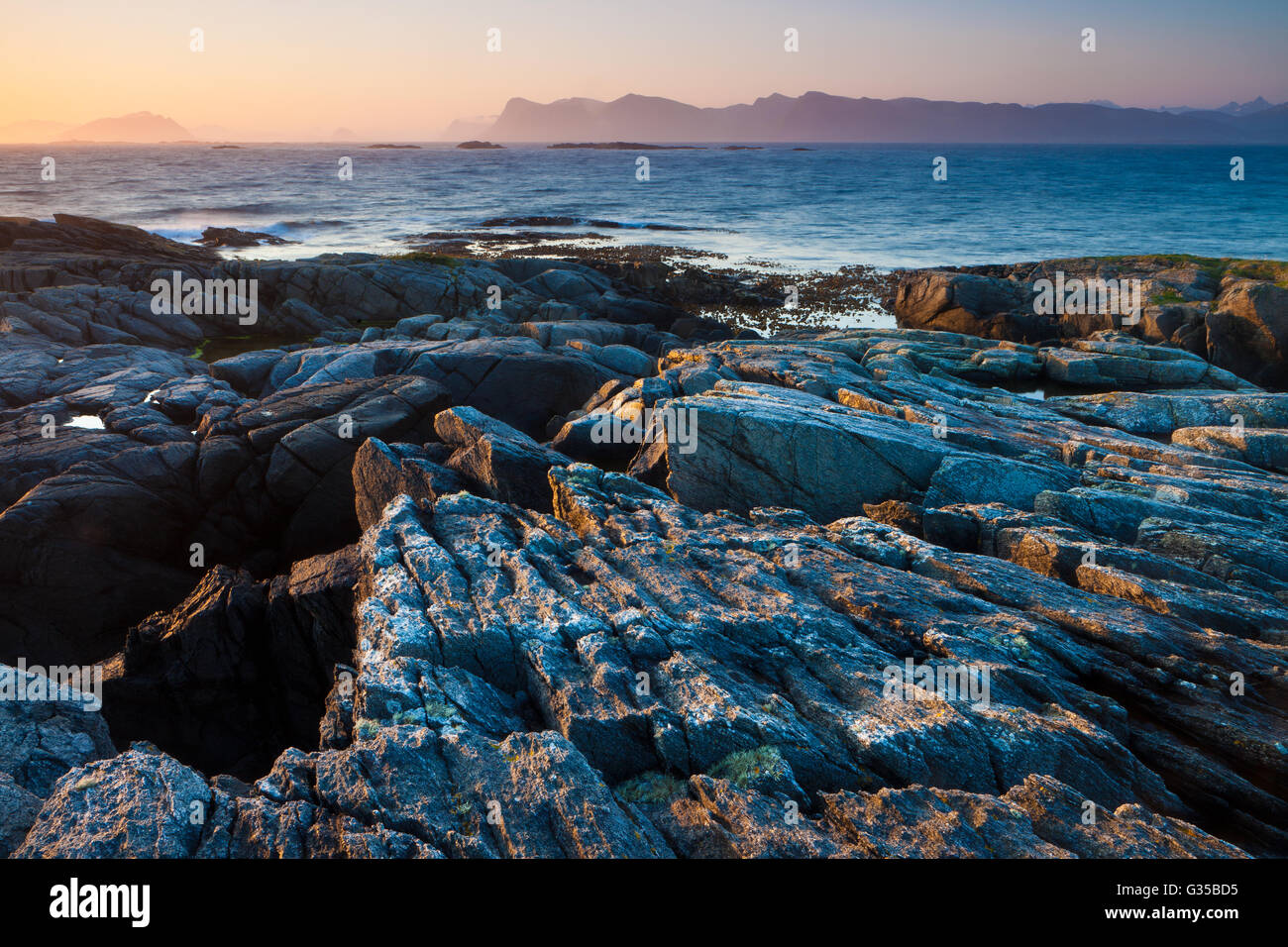 Sommer Sonnenaufgang bei Runde Insel, West-Atlantik, Møre Og Romsdal, Norwegen. Stockfoto