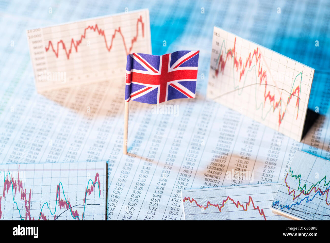 Britische Flagge mit Tarifpreistabellen und Diagramme für die wirtschaftliche Entwicklung. Stockfoto