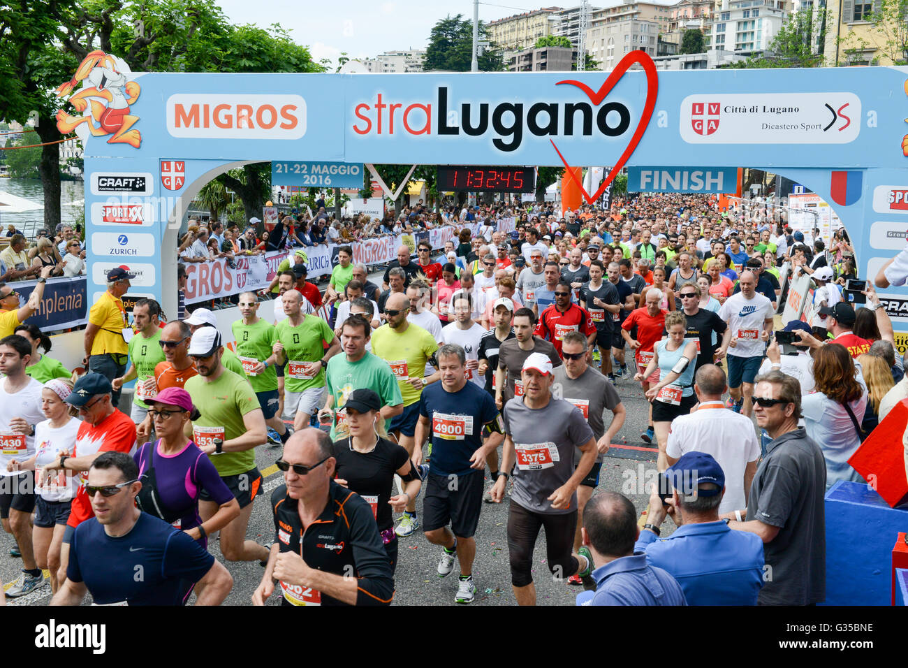 Lugano, Schweiz - 22 Mai 2016: Marathonläufer verpackt eng zusammen direkt aus der Startlinie StraLugano halbe Ma Stockfoto