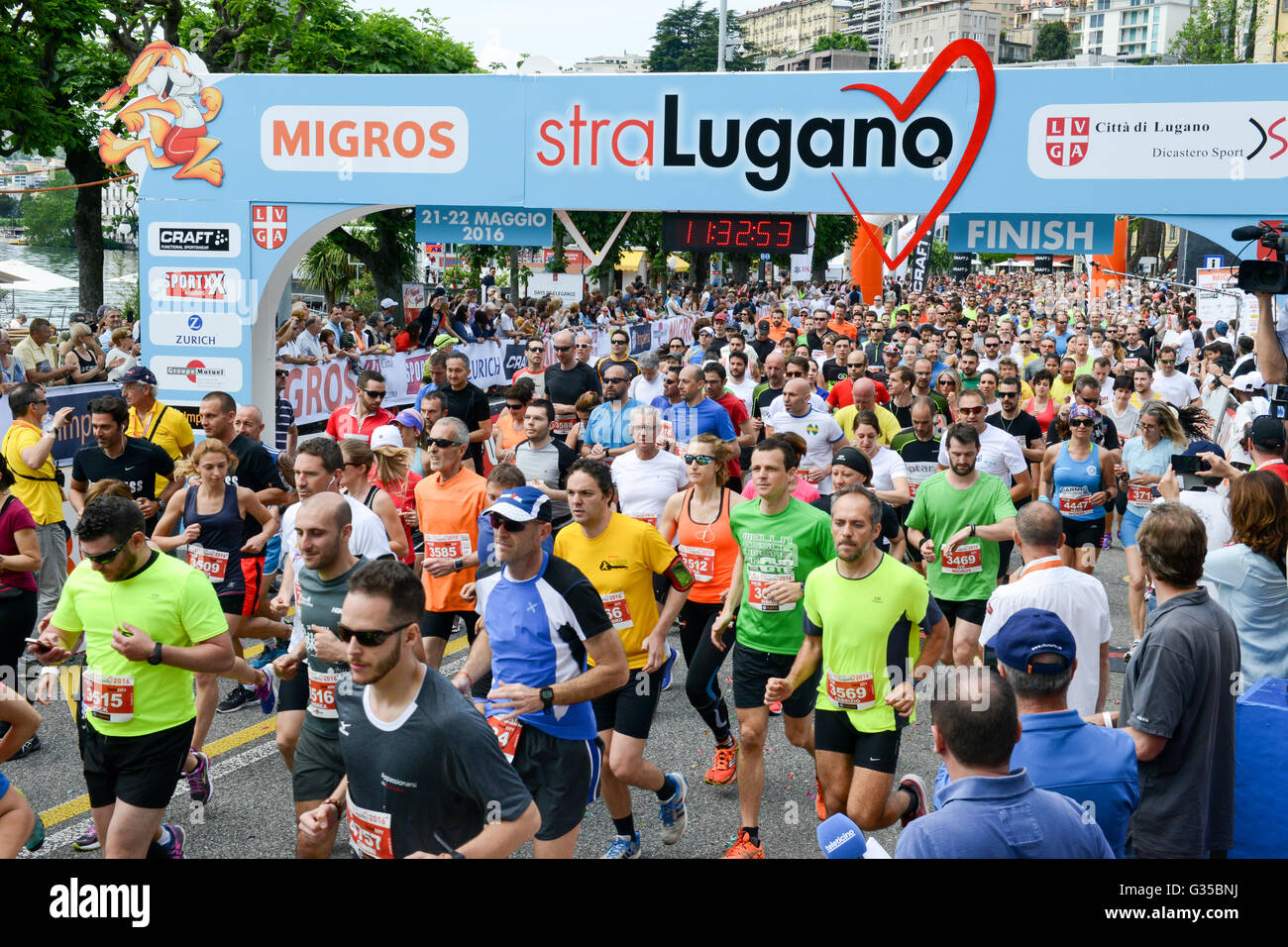 Lugano, Schweiz - 22 Mai 2016: Marathonläufer verpackt eng zusammen direkt aus der Startlinie StraLugano halbe Ma Stockfoto