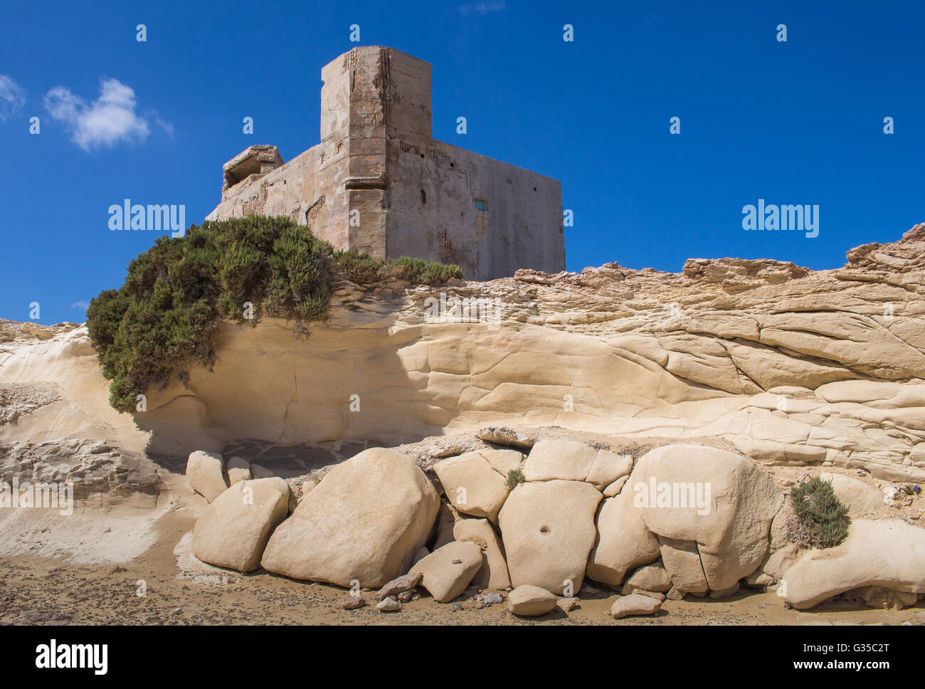 Sand Farbe der Felsen an der Küste des Mittelmeeres, Stadt Marsaskala, Insel Malta. Gebäude auf dem Hügel. Brigh Stockfoto