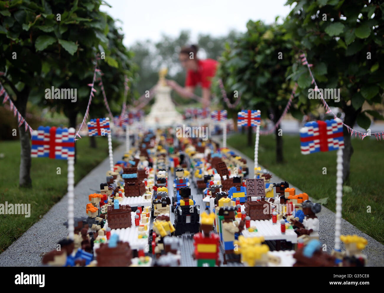 LEGOLAND Windsor Hotel in Windsor stellt eine Miniatur-Straßenfest außerhalb eines Modells des Buckingham Palace im Miniland vor der Patron Mittagessen auf der Mall in London anlässlich der Königin offizielle 90. Geburtstag am 12. Juni. Stockfoto