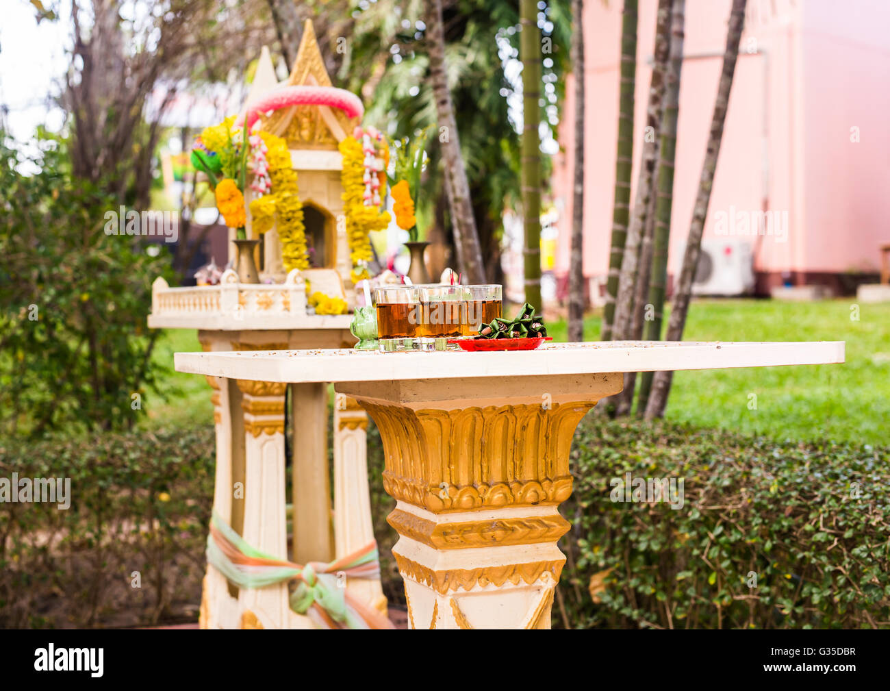 Im freien Geisterhaus in Thailand. Garland und einige Kränze, Joss House. Stockfoto