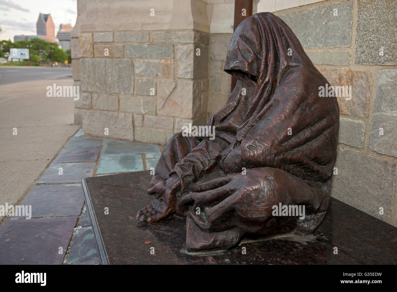 Detroit, Michigan - eine Skulptur namens "Was auch immer du tun" des kanadischen Künstlers Timothy Schmalz zeigt Jesus als ein Obdachloser. Stockfoto