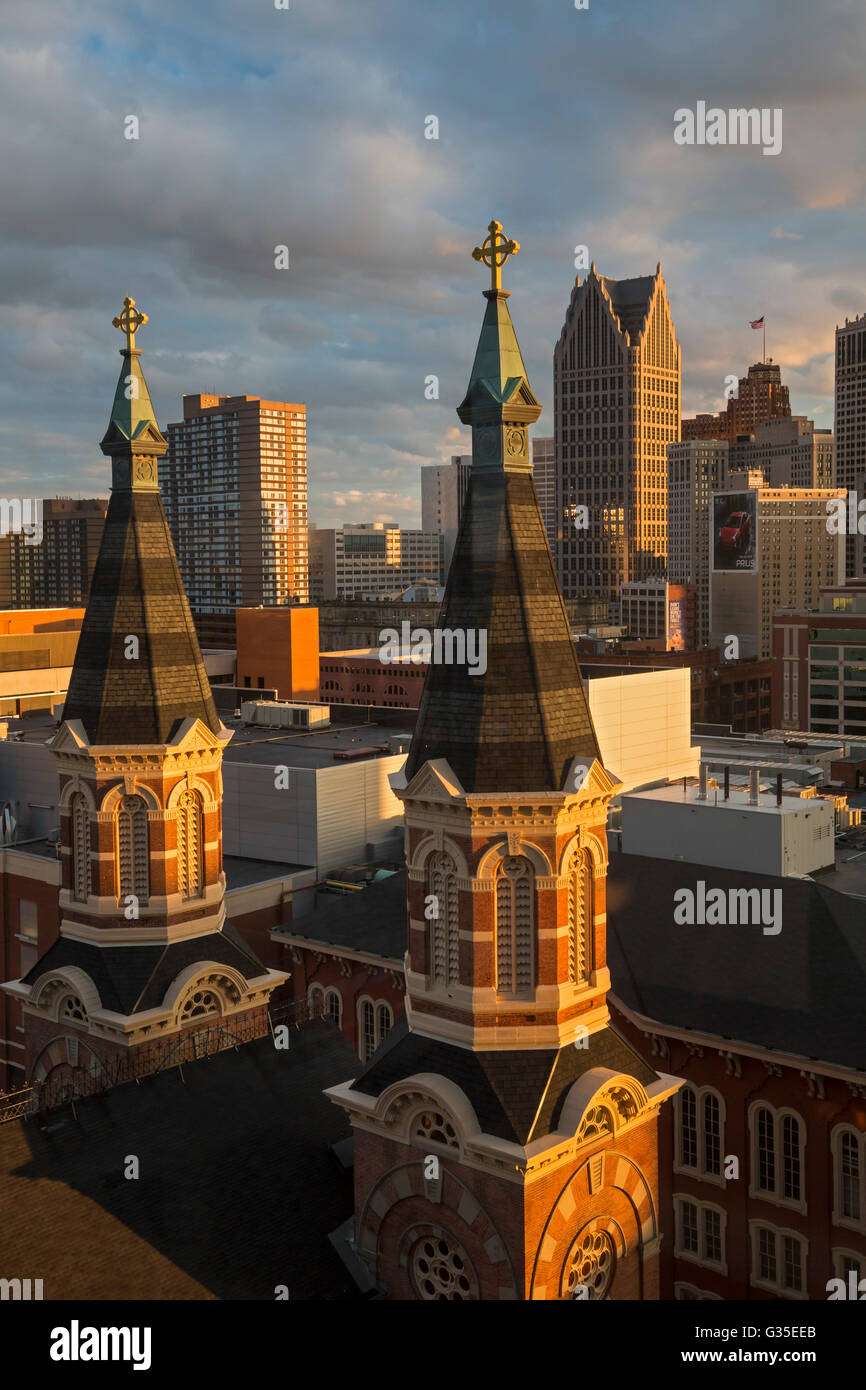 Detroit, Michigan - die Türme der alten St. Mary's katholische Kirche in der Innenstadt von Detroit. Stockfoto
