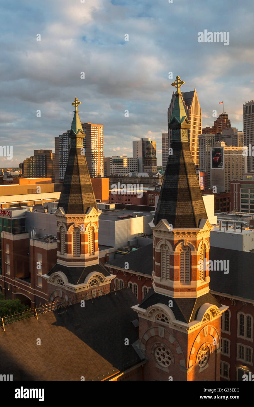 Detroit, Michigan - Downtown Detroit. Die Türme der alten katholischen Kirche St. Marien sind im Vordergrund. Stockfoto