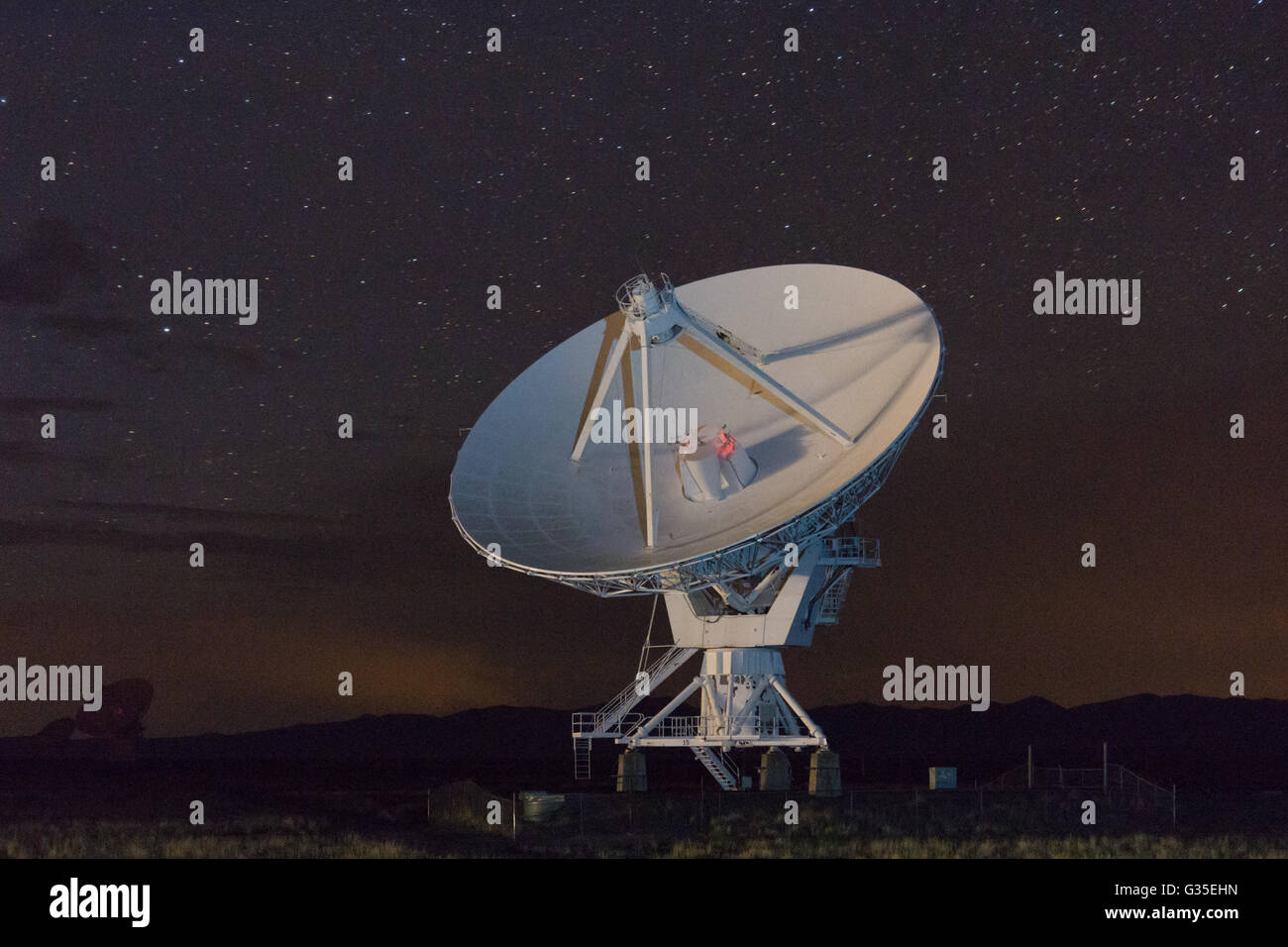 Nachthimmel am Very Large Array-National Radio Astronomy Observatory, New Mexico, USA. Stockfoto