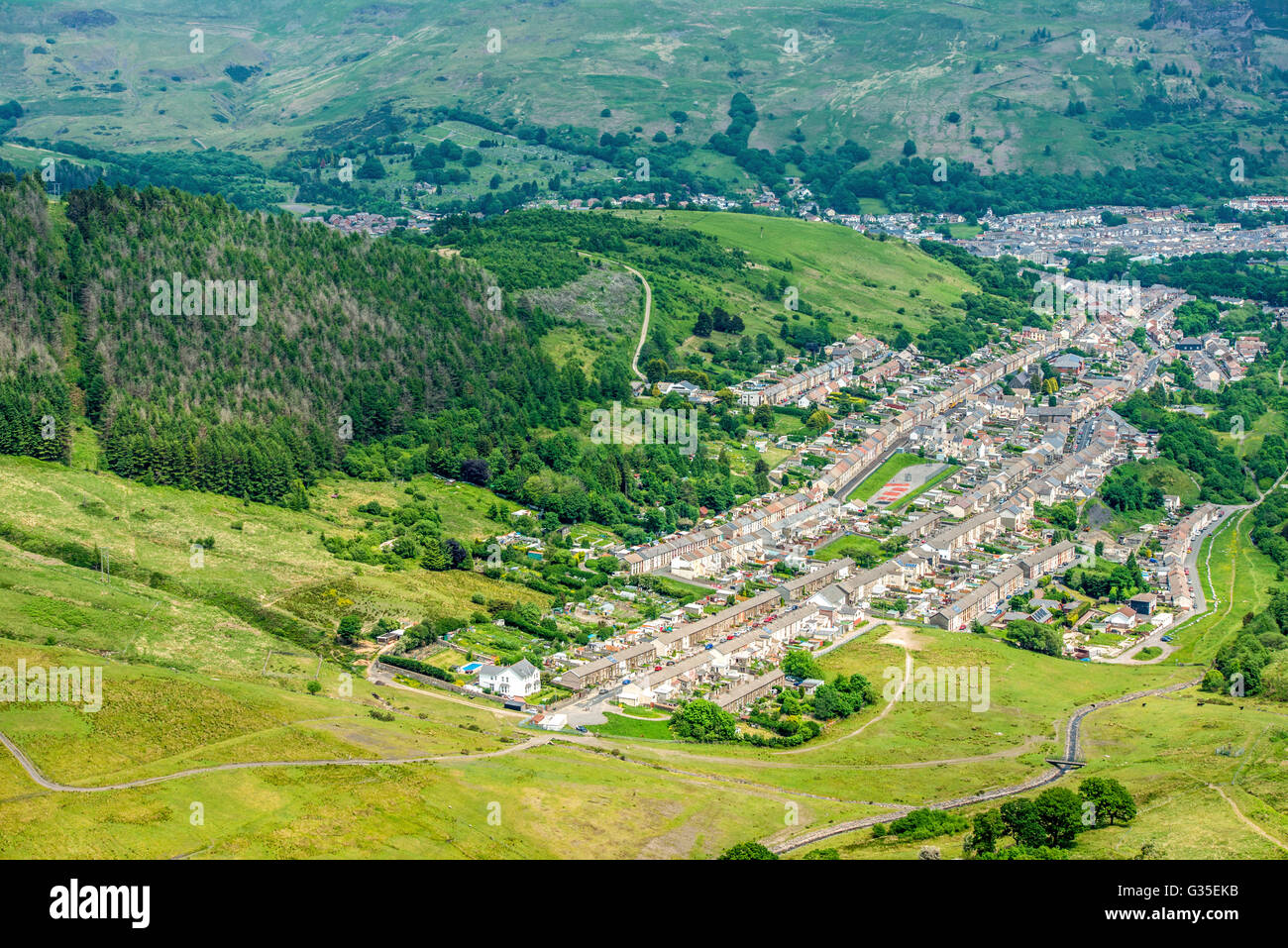 Blick hinunter auf die walisische Kohle Bergbau Dorf des Cwmparc im Rhondda Fawr Tal in Süd-Wales Stockfoto