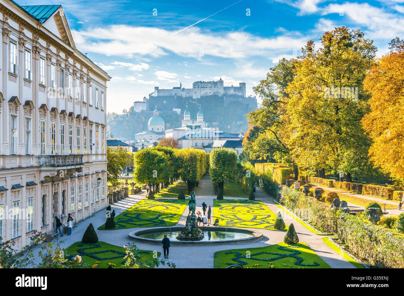 Schöne Aussicht auf den berühmten Mirabellgarten mit den alten historischen Festung Hohensalzburg im Hintergrund in Salzburg, Österreich Stockfoto