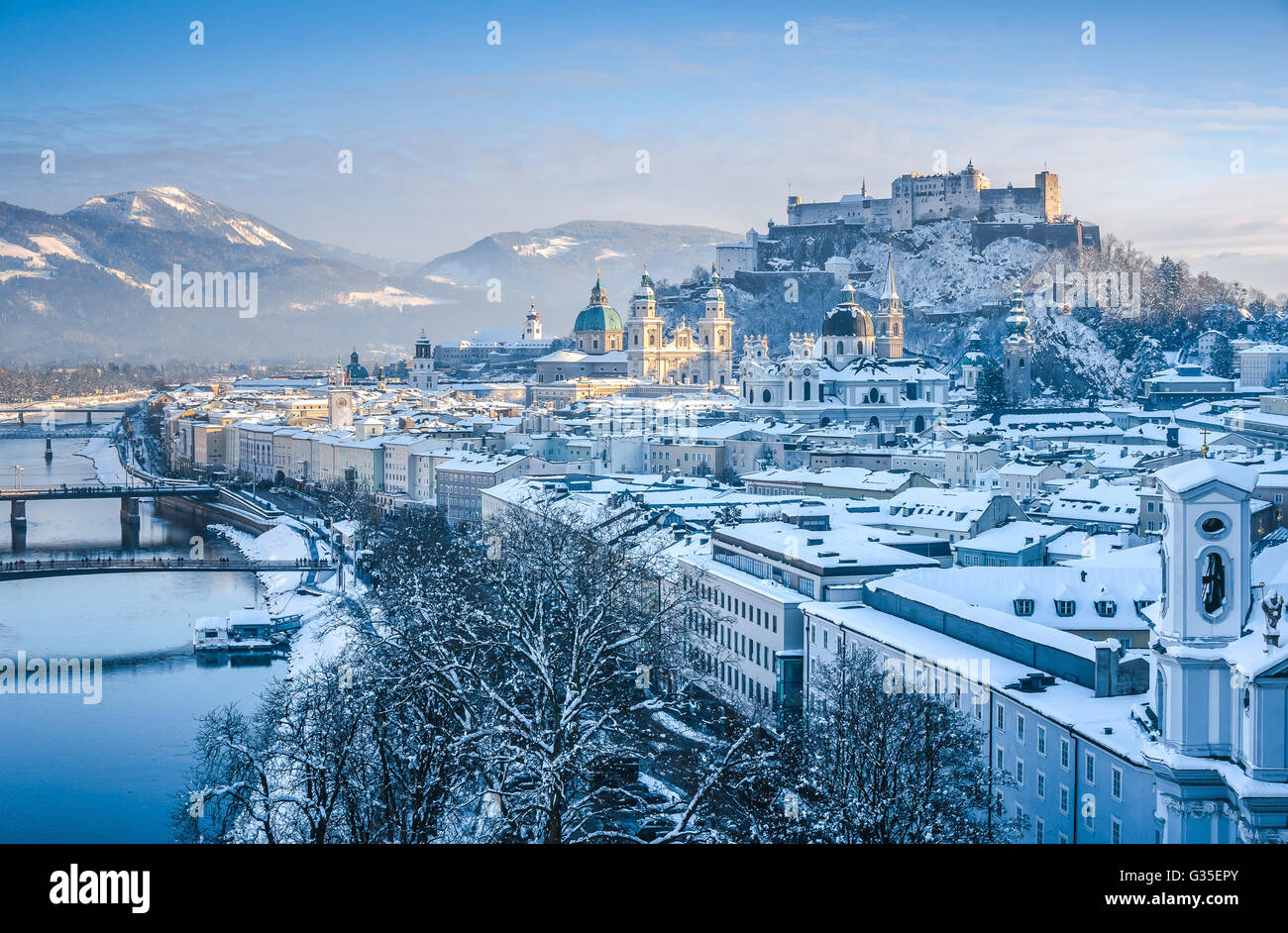 Altstadt von Salzburg mit Salzach Fluss im Winter, Salzburger Land, Österreich Stockfoto