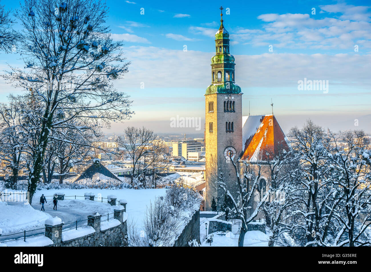 Wunderschönen Blick auf Skyline von Salzburg mit Muellner Kirche und dem Fluss Salzach im Winter, Salzburger Land, Österreich Stockfoto