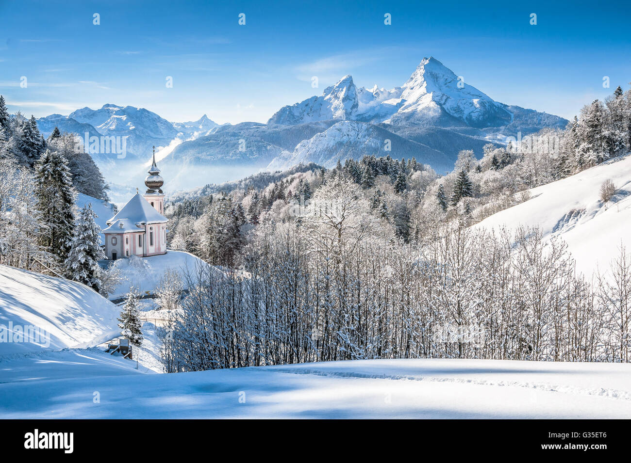 Idyllische Winterlandschaft in den Alpen mit Wallfahrt Kirche von Maria Gern und berühmte Watzmann-Berggipfel in Bayern, Deutschland Stockfoto