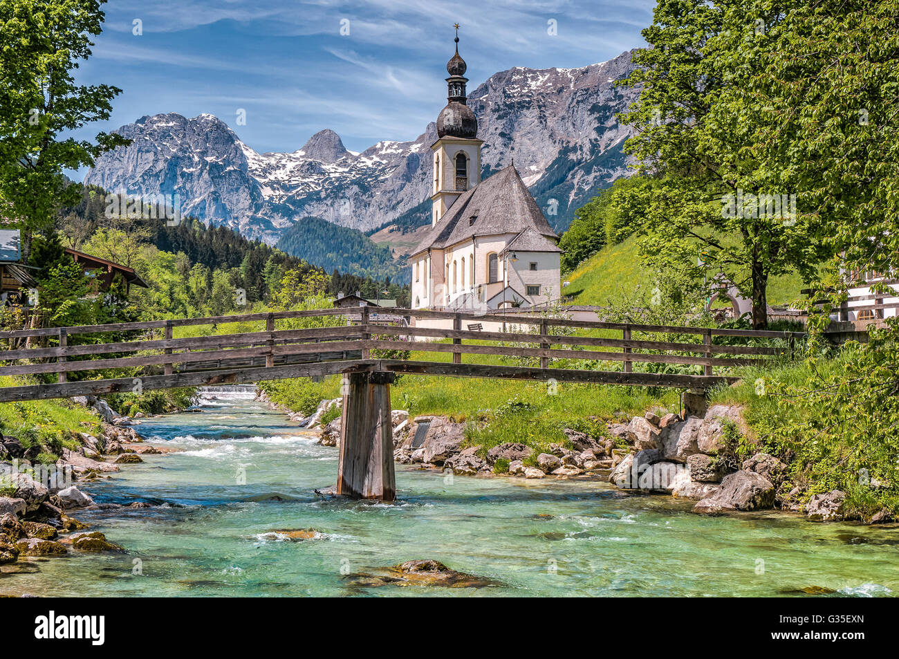 Malerische Berglandschaft in den Alpen mit berühmten Pfarrei Kirche St. Sebastian in der Ortschaft Ramsau, Bayern, Deutschland Stockfoto