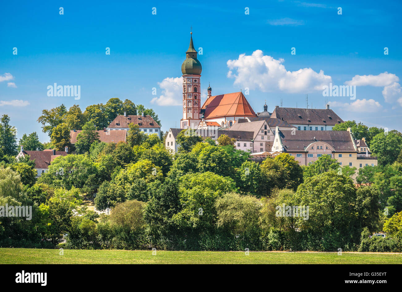 Schöne Aussicht auf historische Andechs Abbey im Sommer an einem sonnigen Tag, Landkreis Starnberg, Oberbayern, Deutschland Stockfoto