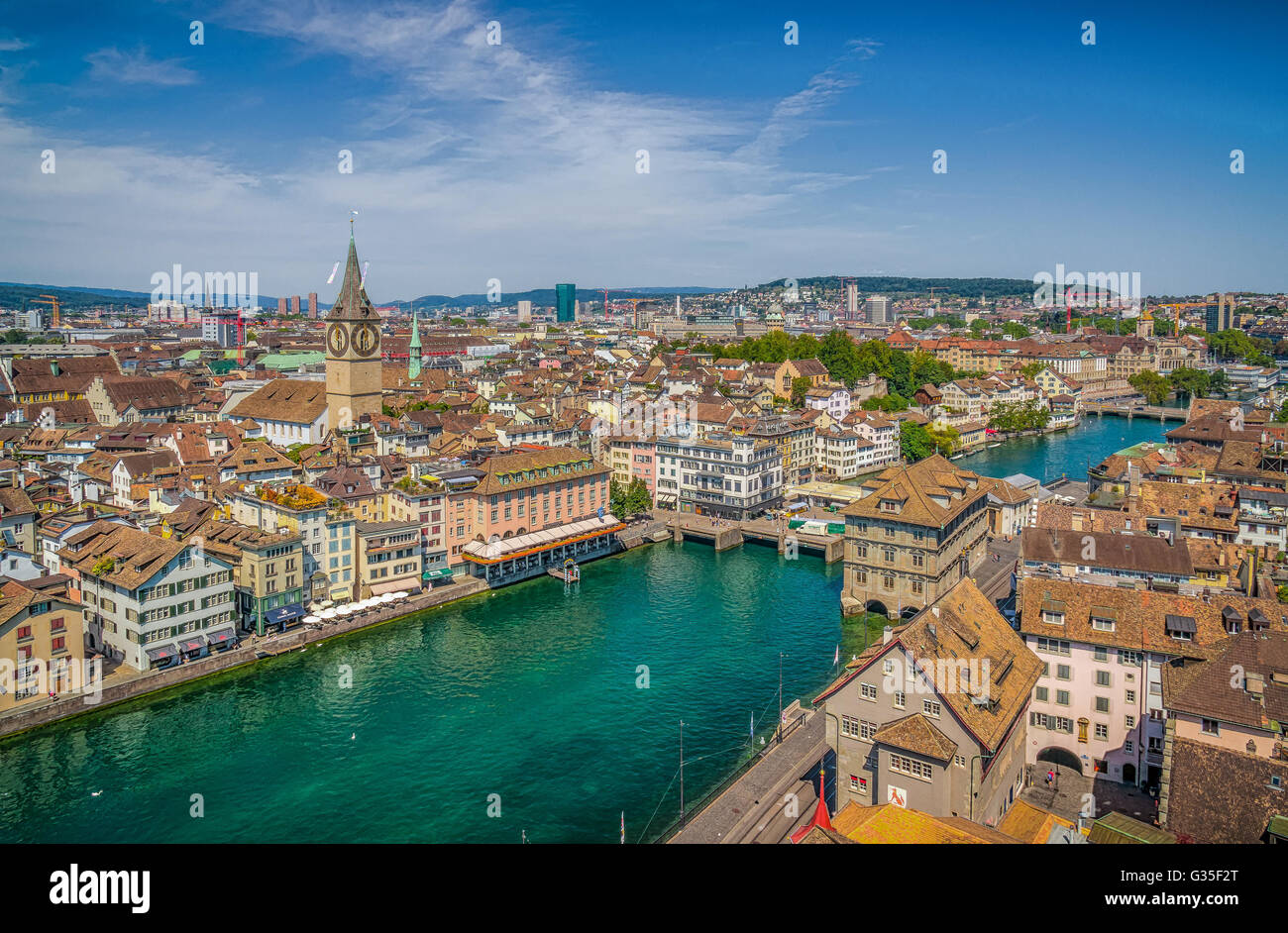 Luftbild von der historischen Stadt Zürich mit Fluss Limmat im Sommer, Schweiz Stockfoto