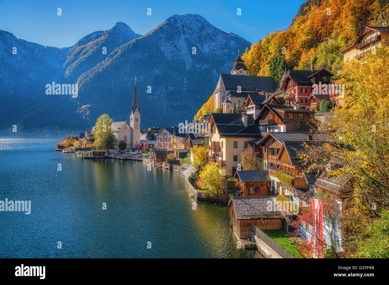 Hallstatt Bergdorf mit See bei Sonnenaufgang im Herbst, Salzkammergut, Österreich Stockfoto