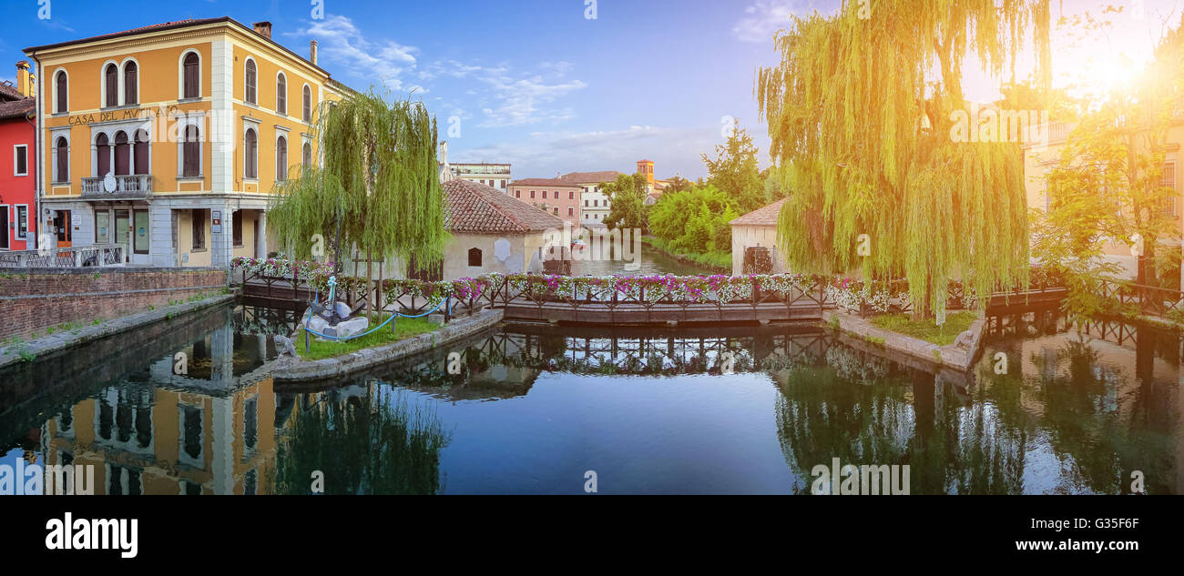 Idllyic Blick auf berühmte Mühlen am Fluss Lemene in der Altstadt von Portogruaro im goldenen Abendlicht, Italien Stockfoto