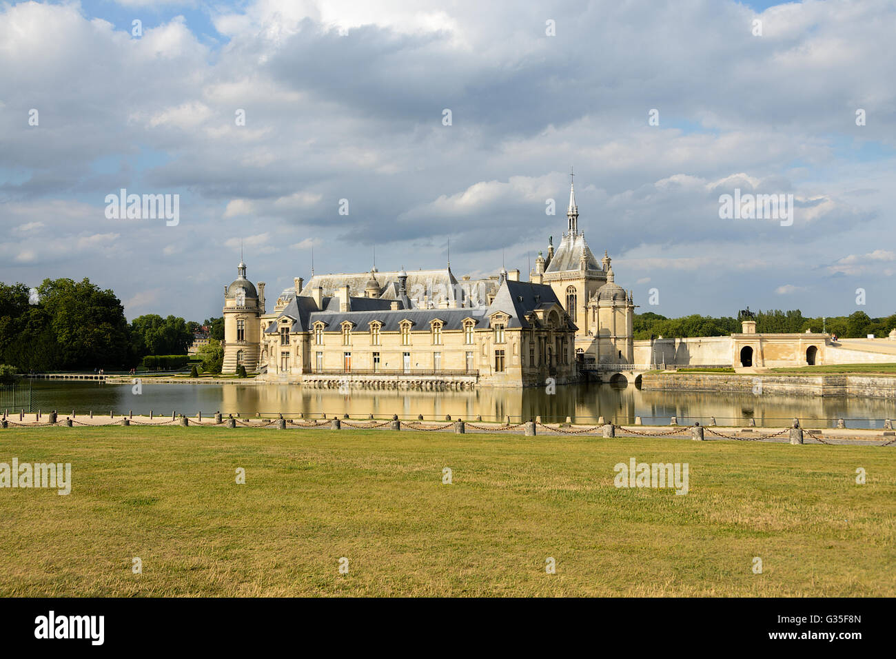 Chantilly, Frankreich - 8. August 2013: Chateau de Chantilly (Schloss Chantilly), befindet sich in der Stadt von Chantilly, Frankreich. Die Cha Stockfoto