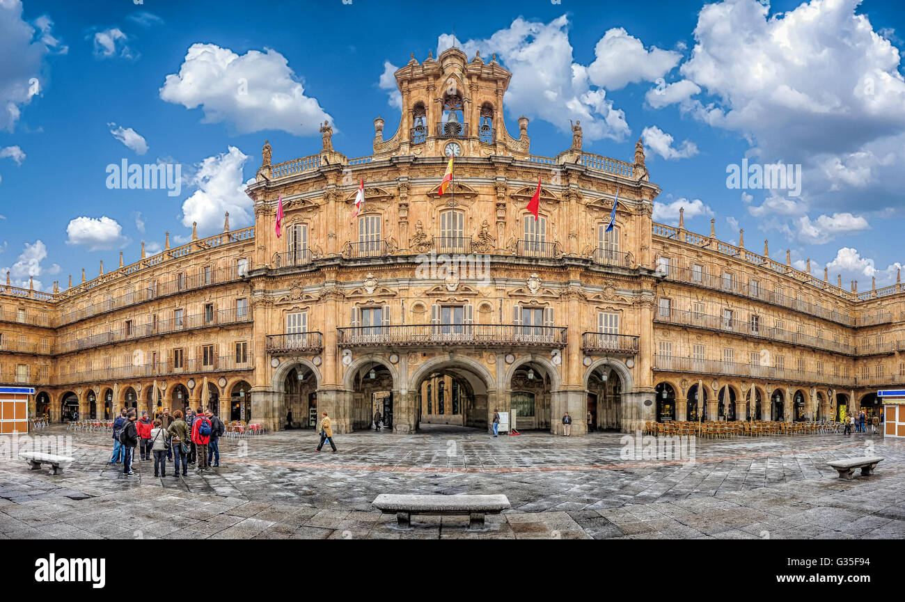 Berühmte und historische Plaza Mayor von Salamanca an einem sonnigen Tag mit dramatische Wolken, Castilla y Leon, Spanien Stockfoto