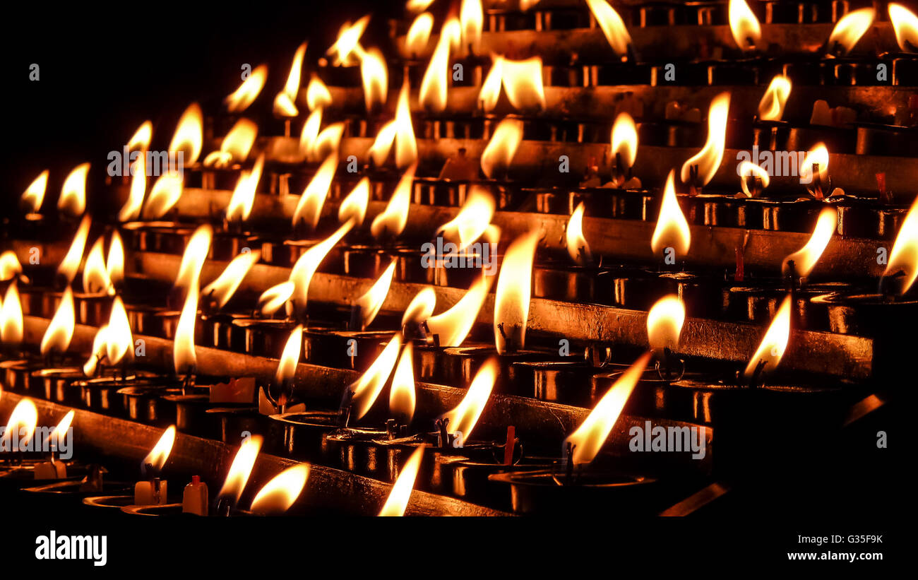 Gebet, Angebot, Opfer oder Denkmal Kerzen mit Bokeh-Effekt in einer Kirche  Stockfotografie - Alamy