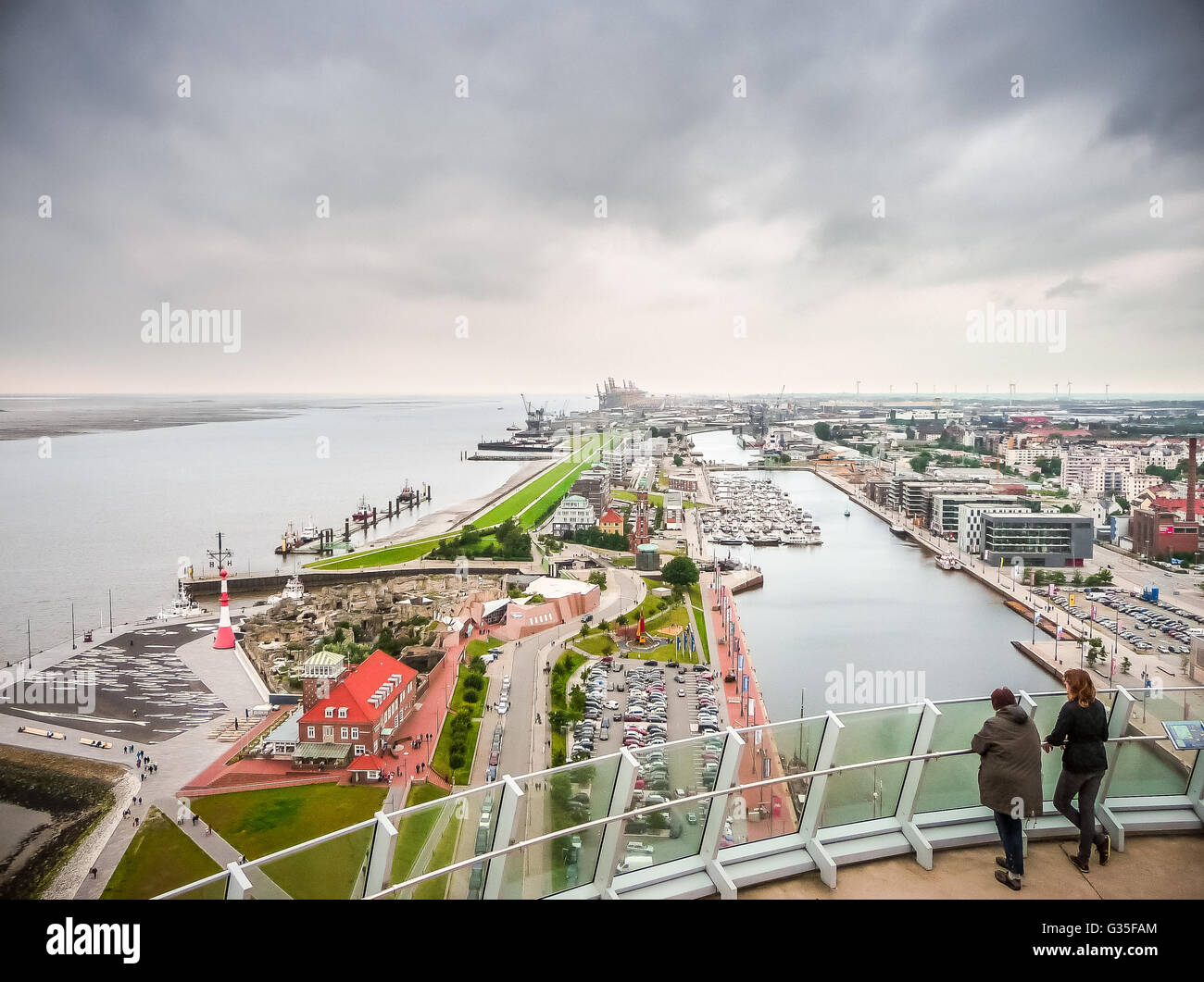 Berühmte Havenwelten von Spitze des ATLANTIC Hotel SAIL City mit Weser-Deich in der hanseatischen Stadt Bremerhaven, Bremen, Deutschland Stockfoto