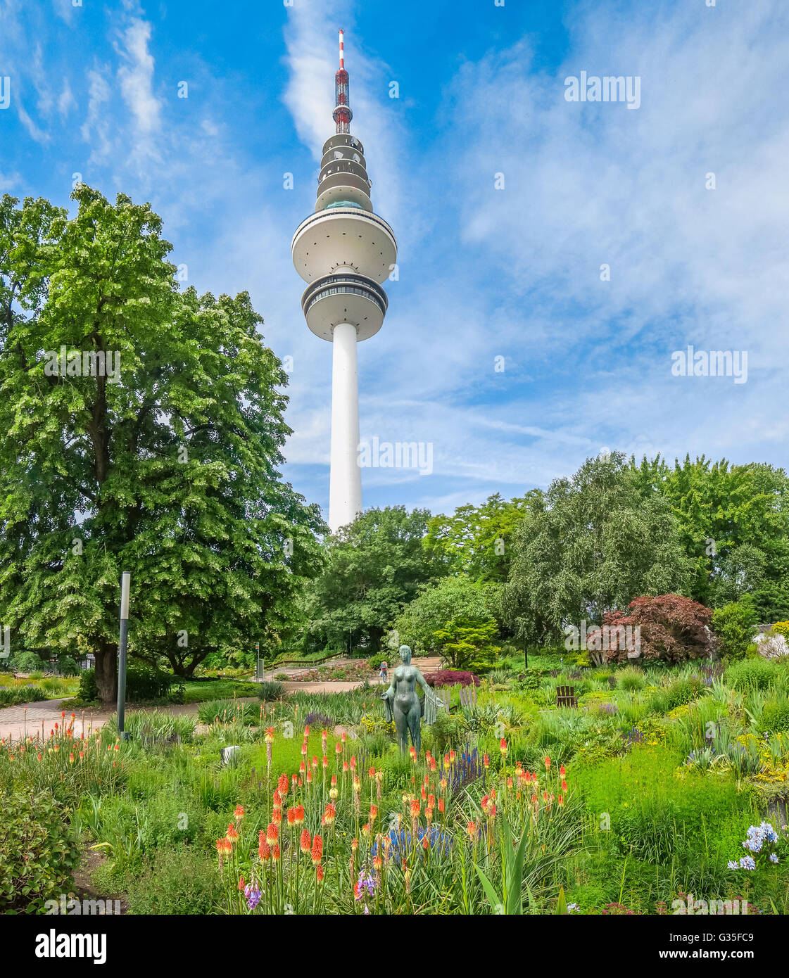 Schöne Aussicht auf Blumengarten in Brotfruchtbäumen Umm Blomen park mit berühmten Heinrich-Hertz-Turm Radio Fernmeldeturm im b Stockfoto