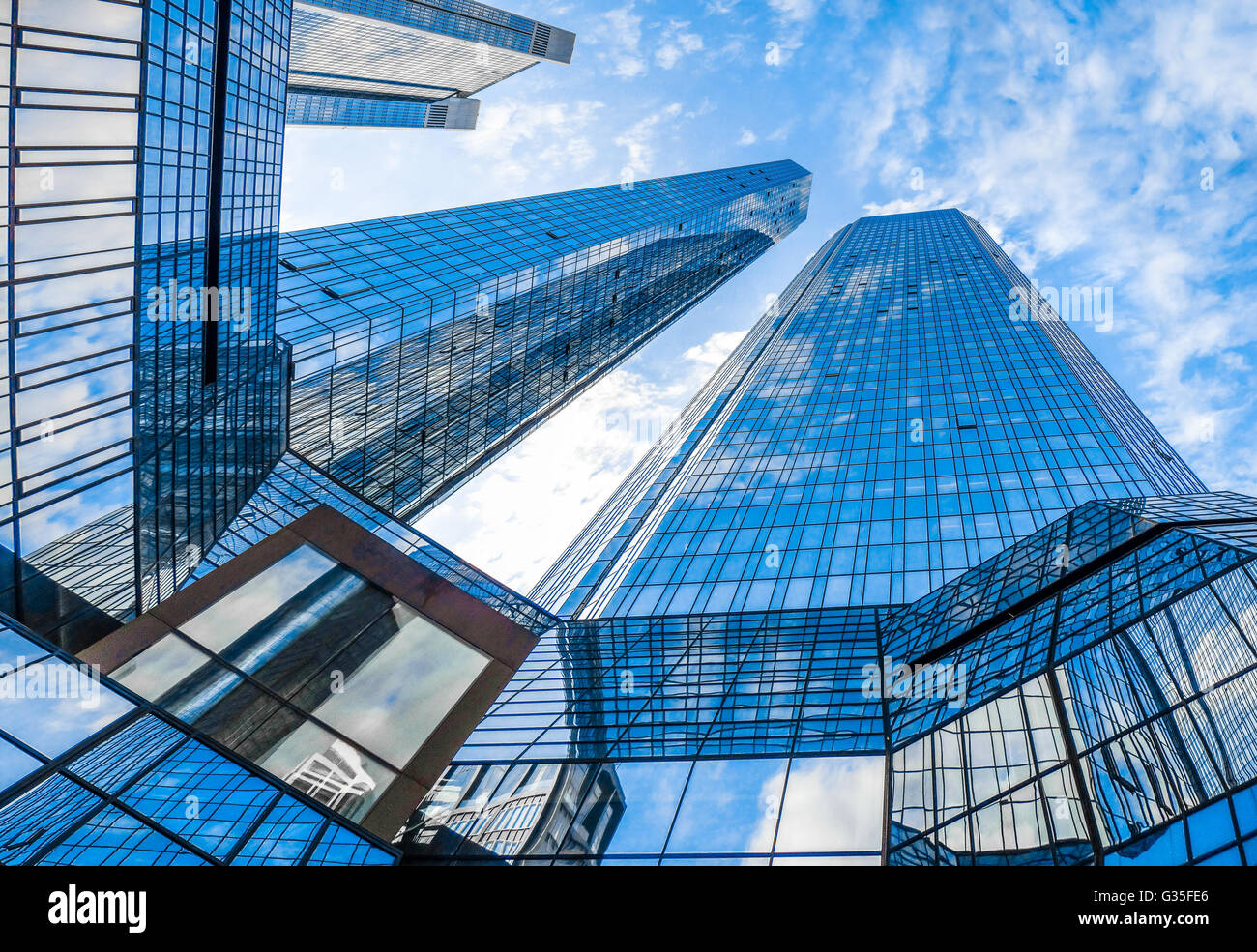 Unteransicht des modernen Wolkenkratzern im Geschäftsviertel gegen blauen Himmel Stockfoto