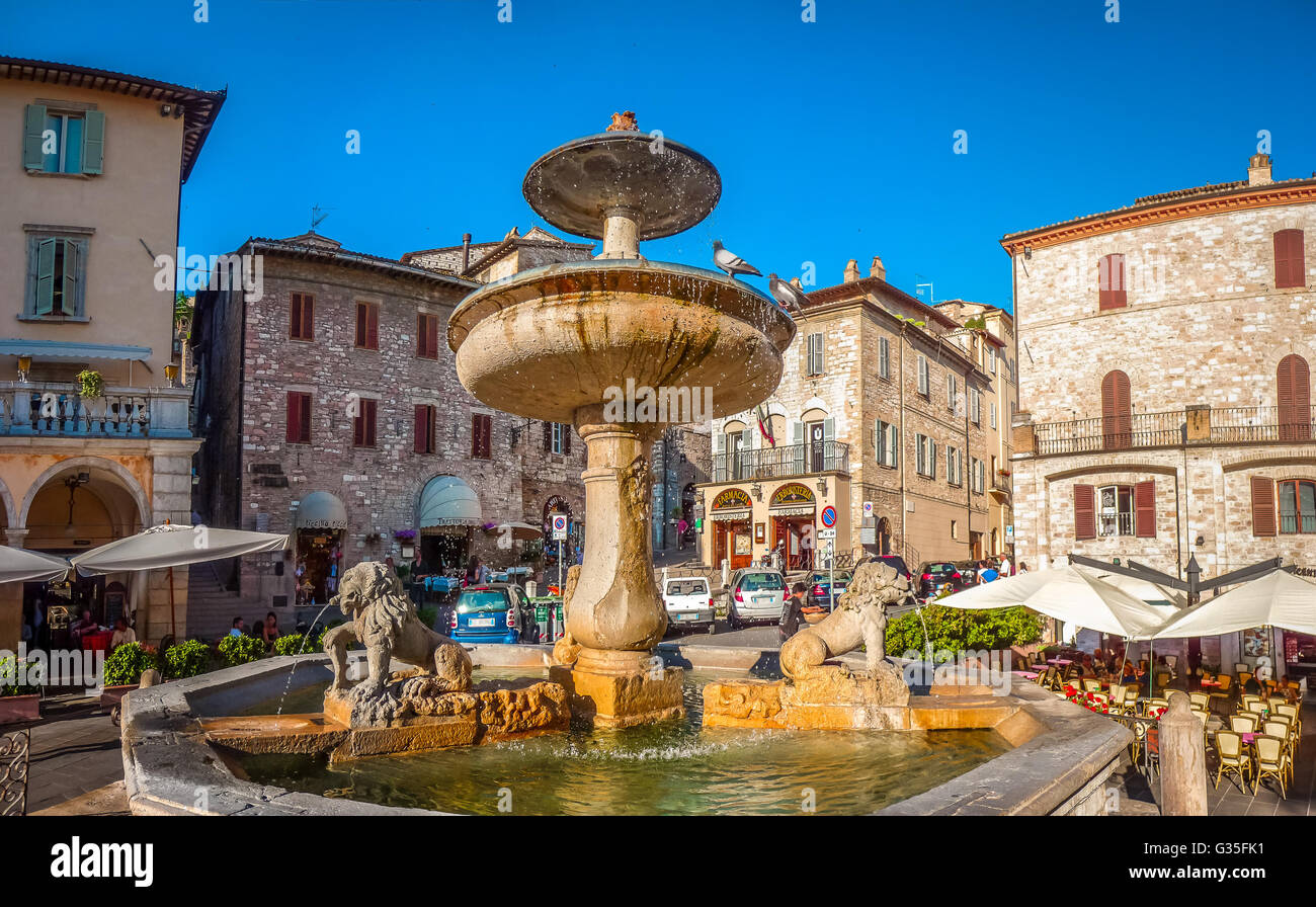 Schöner Panoramablick auf der berühmten Piazza del Comune mit historischen Brunnen herauszufinden, drei Löwen und alte Paläste in den Rücken Stockfoto