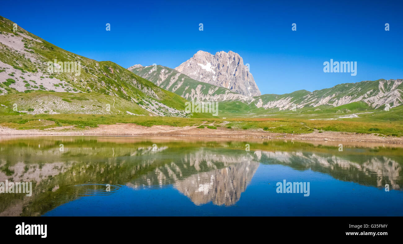 Wunderschöne Landschaft mit Gran Sasso d ' Italia Höhepunkt im Campo Imperatore Plateau in den Apennin, Abruzzen, Italien Stockfoto