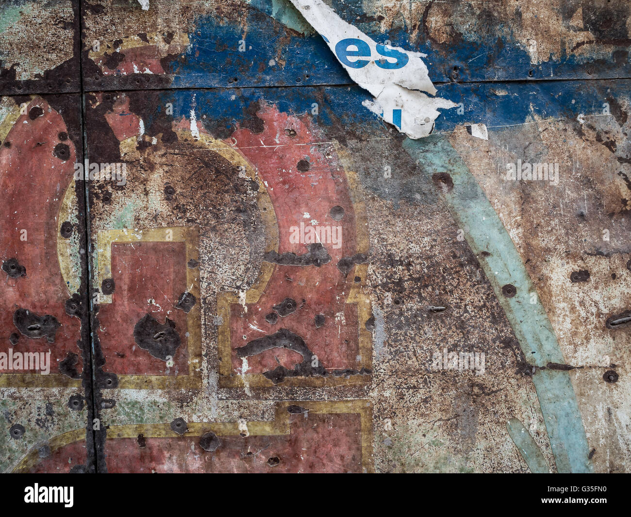Eine gerissene Flypost an Grunge strukturierte Wand Stockfoto