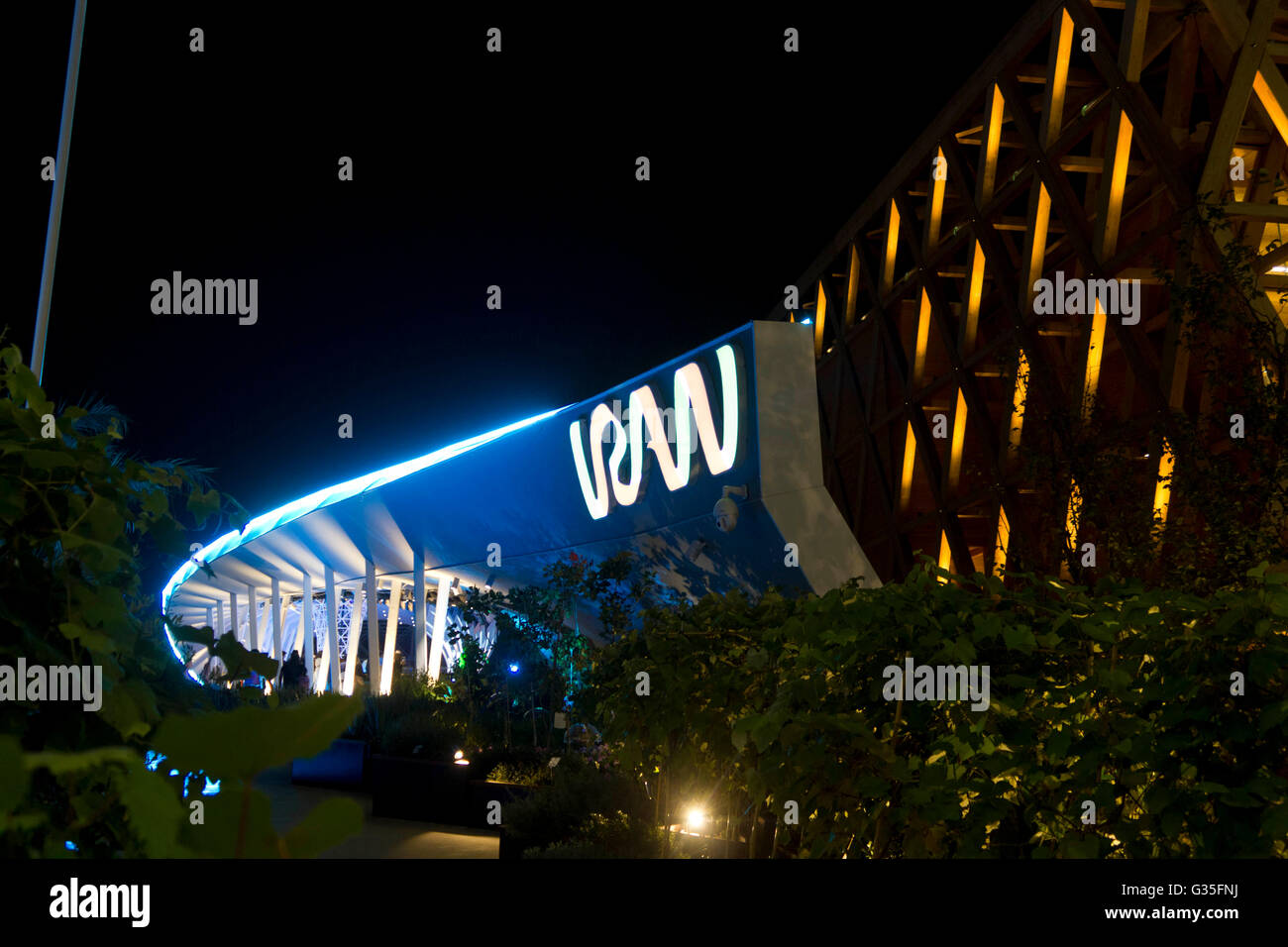 Mailand, Italien - 12. Oktober 2015: Außenfassade des Iran Pavillons in der Nacht bei Expo Weltausstellung in Mailand Stockfoto