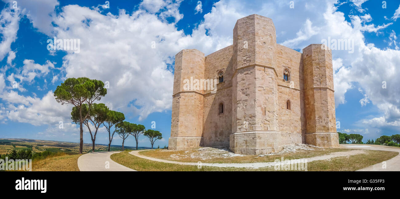 Schöne Aussicht von Castel del Monte, das berühmte achteckige Form Wasserburg durch den römischen Kaiser Friedrich II., Apulien, Italien Stockfoto