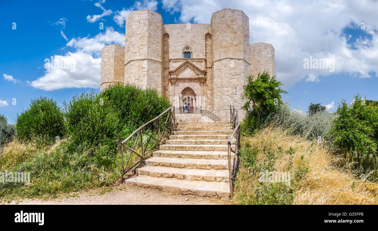 Schöne Aussicht von Castel del Monte, das berühmte achteckige Form Wasserburg durch den römischen Kaiser Friedrich II., Apulien, Italien Stockfoto