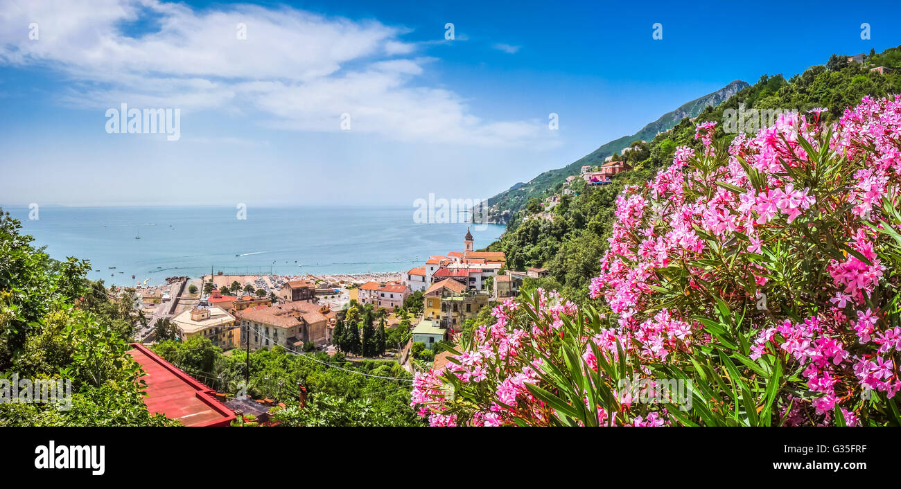 Malerischen Postkarten-Blick auf berühmte Amalfi-Küste mit schönen Golf von Salerno, Kampanien, Italien Stockfoto