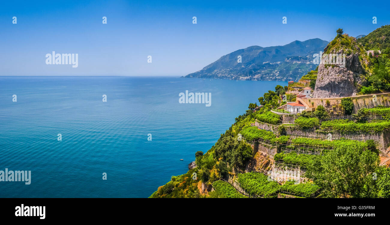 Malerischen Postkarten-Blick auf berühmte Amalfi-Küste mit schönen Golf von Salerno, Kampanien, Italien Stockfoto