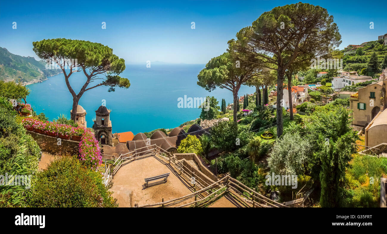 Malerischen Postkarten-Blick auf berühmte Amalfiküste mit Golf von Salerno aus Gärten der Villa Rufolo in Ravello, Kampanien, Italien Stockfoto