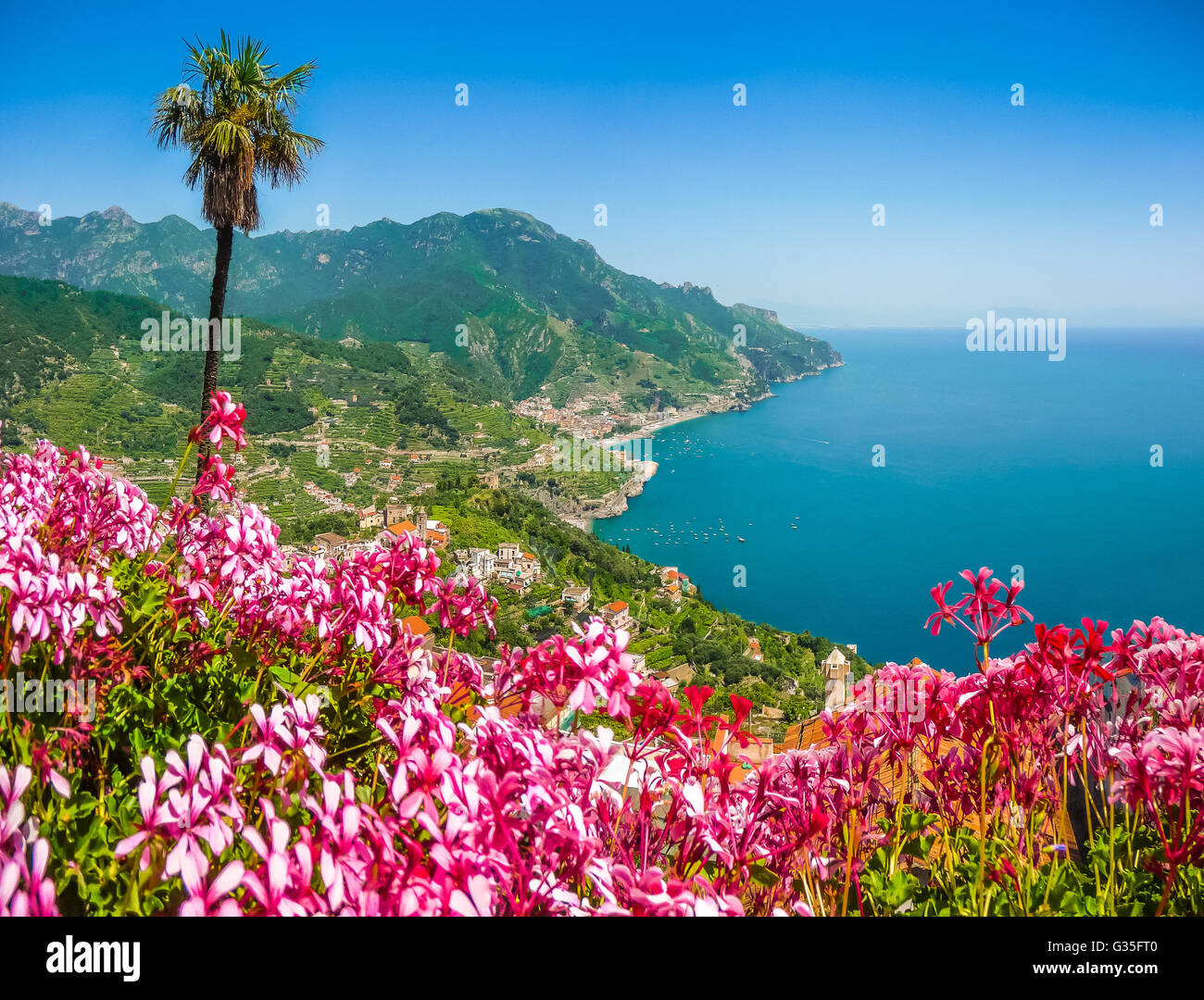 Malerischen Postkarten-Blick auf berühmte Amalfiküste mit Golf von Salerno aus Gärten der Villa Rufolo in Ravello, Kampanien, Italien Stockfoto