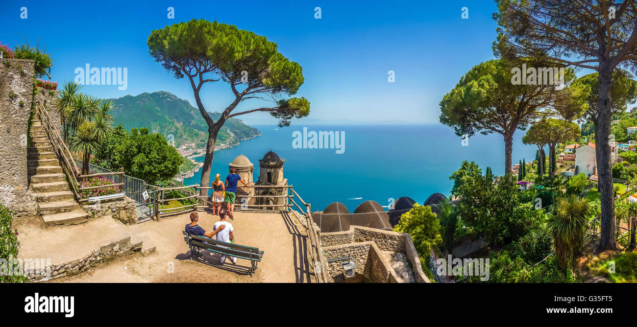 Malerischen Postkarten-Blick auf berühmte Amalfiküste mit Golf von Salerno aus Gärten der Villa Rufolo in Ravello, Kampanien, Italien Stockfoto